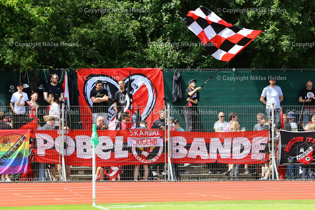 NH_SVWerderBremenU23_Altona93_AufstiegsrundeRegionalligaNord_26052024 | Fans von Altona 93 im Stadion Platz 11.

Fußball I Herren I Aufstiegsrunde Regionalliga Nord I Saison 2023-2024 I 1. Spieltag I SV Werder Bremen U23 - Altona 93 I 26.05.2024 I Stadiongelände Bremen, Platz 11
