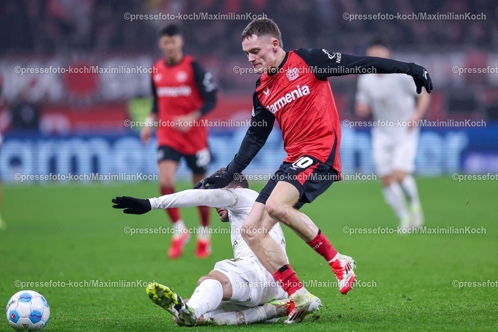Lev14012501067 | 14.01.2025, Fußball, Bayer 04 Leverkusen - 1. FSV Mainz 05, 1. Fußball Bundesliga, 17. Spieltag, BayArena, Saison 2024 2025: Florian Wirtz (Bayer04 Leverkusen #10) im Zweikampf gegen Anthony Caci (Mainz #19)DFB regulations prohibit any use of photographs as image sequences and or quasi-video.