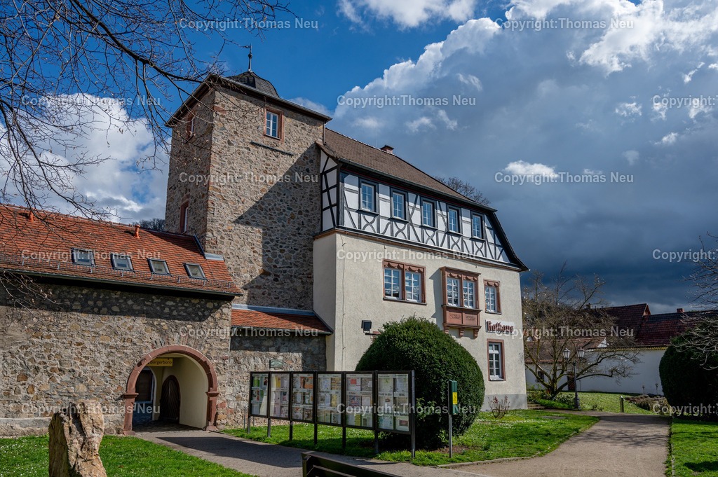 DSC_9883 | Die älteste Stadt an der Hessischen Bergstraße ist Zwingenberg. Die historische Altstadt mit schmucken Fachwerkhäusern lädt zum Verweilen ein. Hier der Stadtpark im Frühling mit dem Rathaus, im "Schlößchen"  einem alten Adelssitz, Bild: Thomas Neu