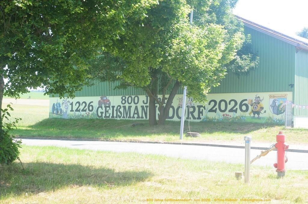 Geißmannsdorf-2026-Ortsbilder-157 | Geißmannsdorf bei Bischofswerda im Sommer 2026. Ein fotografischer Streifzug durch das Dorf Geißmannsdorf, mit Gebäuden, Straßen, Strohpuppen und geschmückten Vorgärten und Grundstücken anlässlich der 800-Jahr-Feier von Geißmannsdorf im Juni 2026 - Realisiert mit Pictrs.com