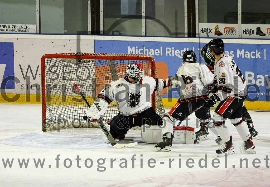 2022-09-30_022_TSV_Erding_gegen_EV_Dingolfing | Erding, Deutschland, 30.09.2022:
Eishockey, Bayernliga 2022 / 2023, Testspiel, TSV Erding gegen EV Dingolfing, Endergebnis: 3:4

Torwart Dennis Jedrus (EV Dingolfing, #1), Simon Sippl (EV Dingolfing, #6), William Theberge (EV Dingolfing, #28)

Foto: Christian Riedel / fotografie-riedel.net