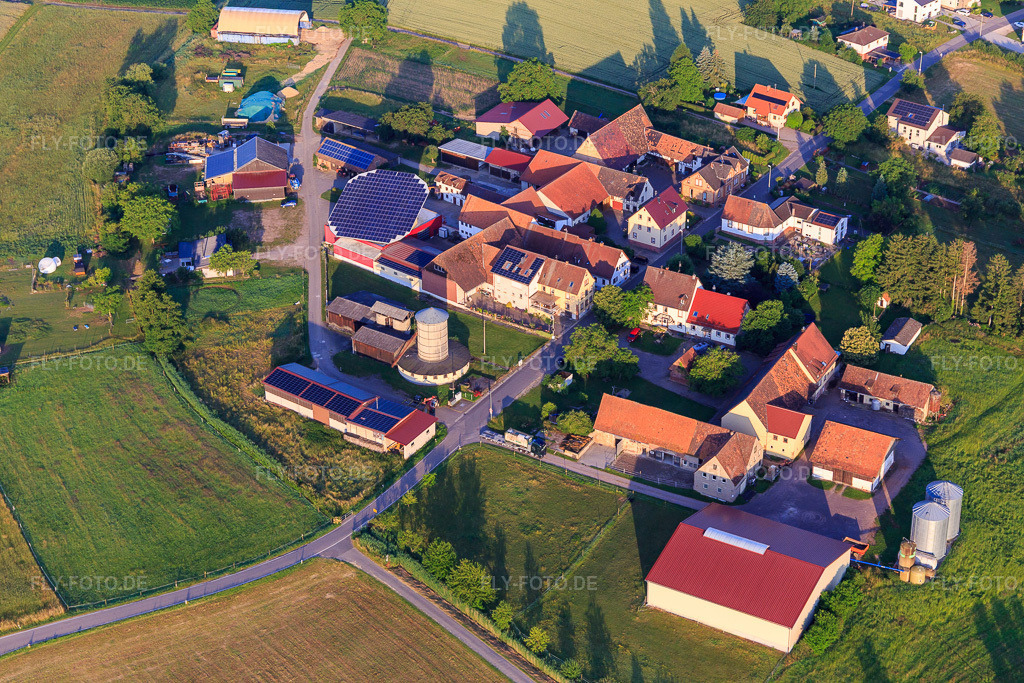 Luftbild: Mennonitengemeinden aus Nordosten mit Weinhaus Schowalter - Martin Schowalter im Ortsteil Deutschhof in Kapellen-Drusweiler im Bundesland Rheinland-Pfalz in Deutschland. Foto: IMG_148522.jpg vom 18.06.2025 durch Werner Riehm/FLY-FOTO.deWeinhaus Schowalter