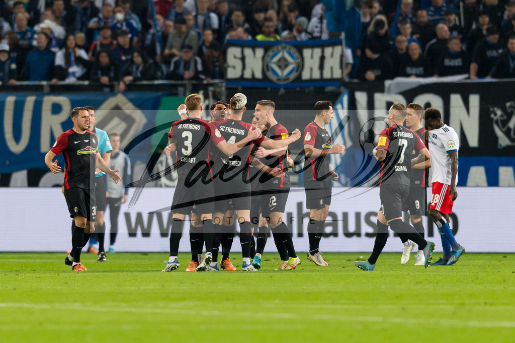 HSVSCF20220419_100 | Fussball, Herren: Vincenzo Grifo (SC Freiburg) Torjubel, jubelt mit seiner Mannschaft nach dem Treffer zum 0:3 beim DFB-Pokal-Halbfinalspiel zwischen Hamburger SV und SC Freiburg im Volksparkstadion am 19.04.2022 in Hamburg, Deutschland.DFB / DFL REGULATIONS PROHIBIT ANY USE OF PHOTOGRAPHS AS IMAGE SEQUENCES AND/OR QUASI-VIDEO. - Realisiert mit Pictrs.com