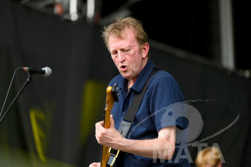 _DWA6836 | Schottisch Gitarrist Bruce Watson von der Band Big Country bei ihrem Auftritt im Rahmen des Festival Lieder am See 2024 in Franken Enderndorf Spalt, 27.07.2024 Bayern Deutschland - Realized with Pictrs.com