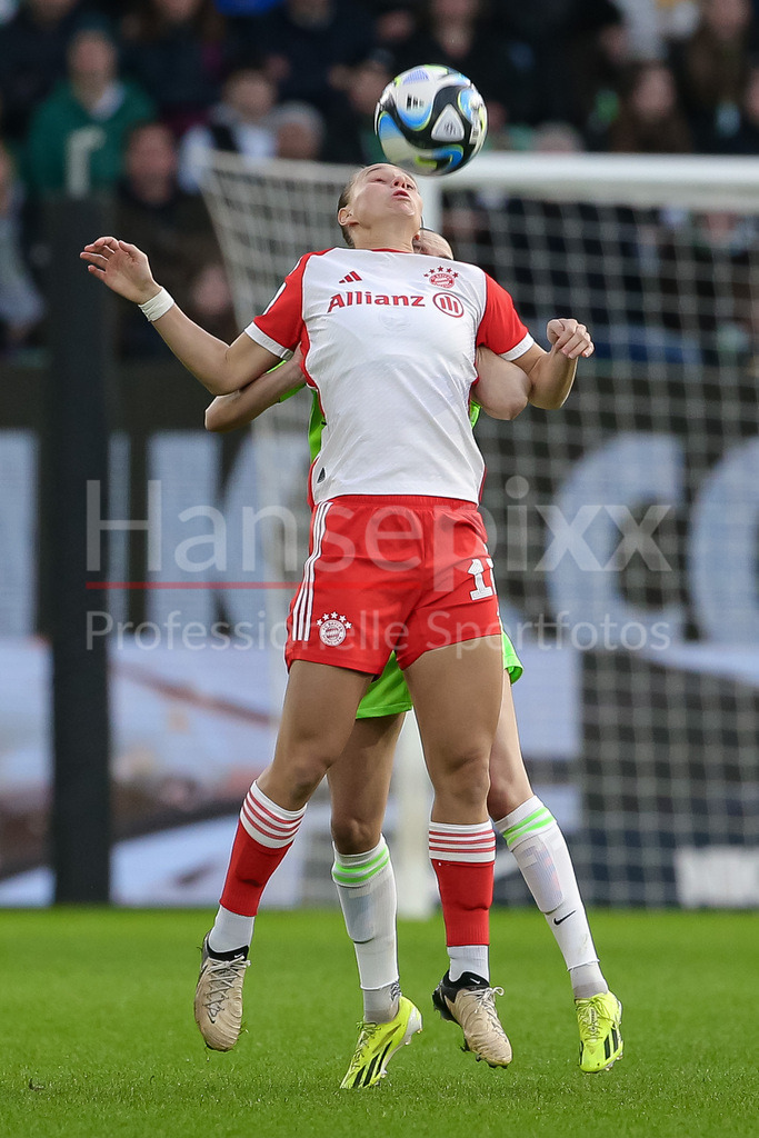 Fussball, Google Pixel Frauen-Bundesliga, VfL Wolfsburg - FC Bayern München | v.li.: Klara Bühl (FC Bayern München, 17) bei der Ballannahme, Spielszene, Dynamik, Aktion, Action, DIE DFB-RICHTLINIEN UNTERSAGEN JEGLICHE NUTZUNG VON FOTOS ALS SEQUENZBILDER UND/ODER VIDEOÄHNLICHE FOTOSTRECKEN. DFB REGULATIONS PROHIBIT ANY USE OF PHOTOGRAPHS AS IMAGE SEQUENCES AND/OR QUASI-VIDEO.