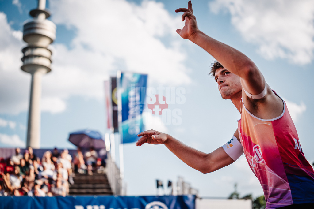Beachvolleyball | Männer | Allianz German Beach Tour 2025 | Tourstop München | 04.07.2025 | Luis Kubo läuft in die Arena ein
