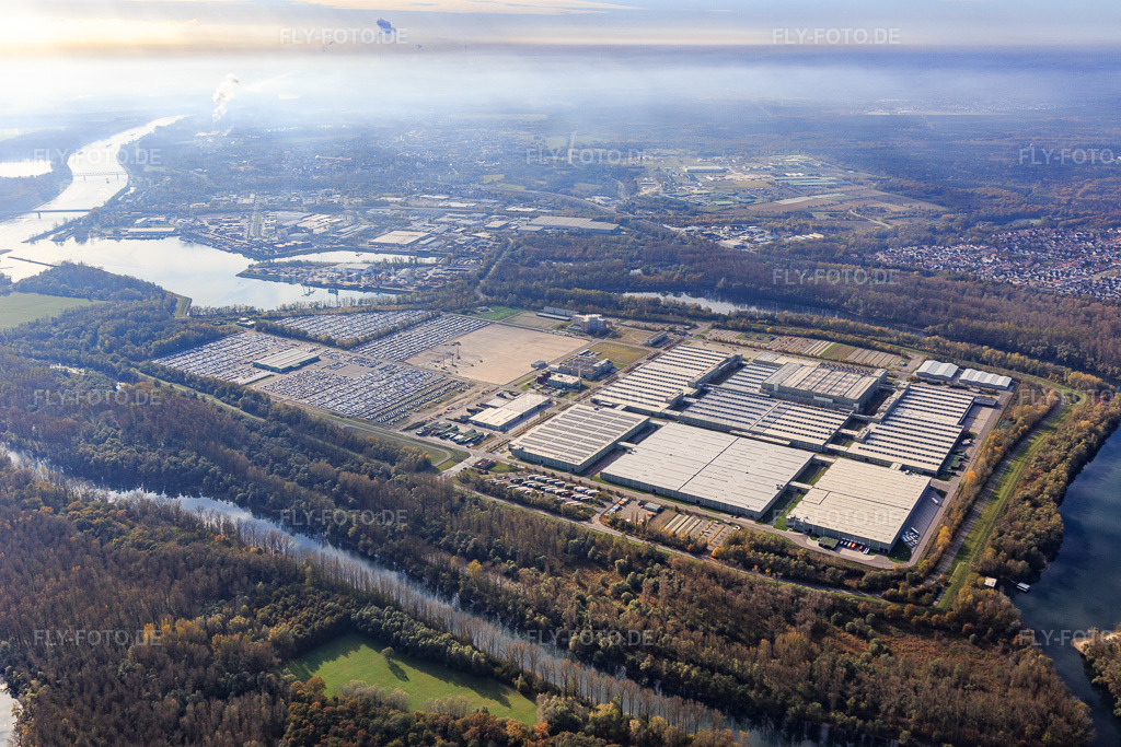 Luftbild: Insel Grün mit MOSOLF Logistics & Services GmbH und Mercedes-Benz Global Logistics Center in Germersheim im Bundesland Rheinland-Pfalz in Deutschland.Foto: IMG_104263.jpg vom 31.10.2017 durch Werner Riehm/FLY-FOTO.deInternationale AutomobillogistikGROUP.MERCEDES-BENZ.COM