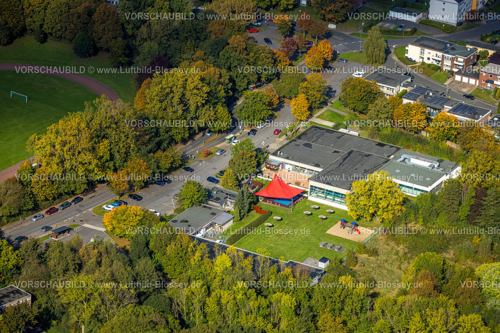 Hamm241008636 | Luftbild, Familien-Oase Heessen Hallenschwimmbad, kleine Sonnenschirme, herbstliche Bäume, Stadtbezirk Heessen, Hamm, Ruhrgebiet, Nordrhein-Westfalen, Deutschland