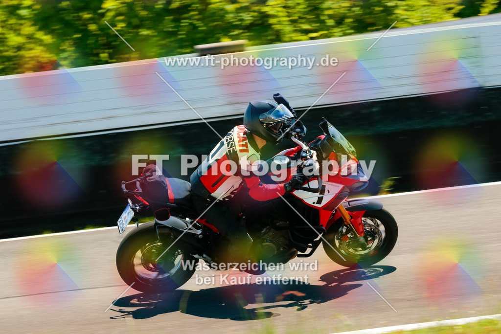 Moto-TeamOBK-21899 | Hier findet Ihr Bilder von Touristenfahrten auf der Nürburgring Nordschleife oder von anderen Veranstaltungen die ich besucht habe. Viel Spass beim Durch Schauen 