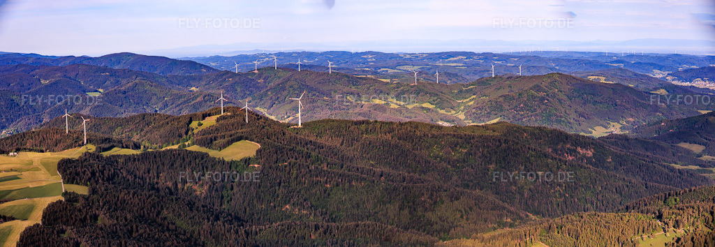 Luftbild: Panorama der Windparks im Schwarzwald im Vordergrund Falkenhöhe im Ortsteil Unter-Reichenbach in Hornberg im Bundesland Baden-Württemberg in Deutschland.Foto: IMG_156280-Pano.jpg vom 17.05.2026 durch Werner Riehm/FLY-FOTO.deAuflösung des Originals: 12720 x 4402 pxBürgerEnergiegenossenschaft Biederbach & Elztal eG