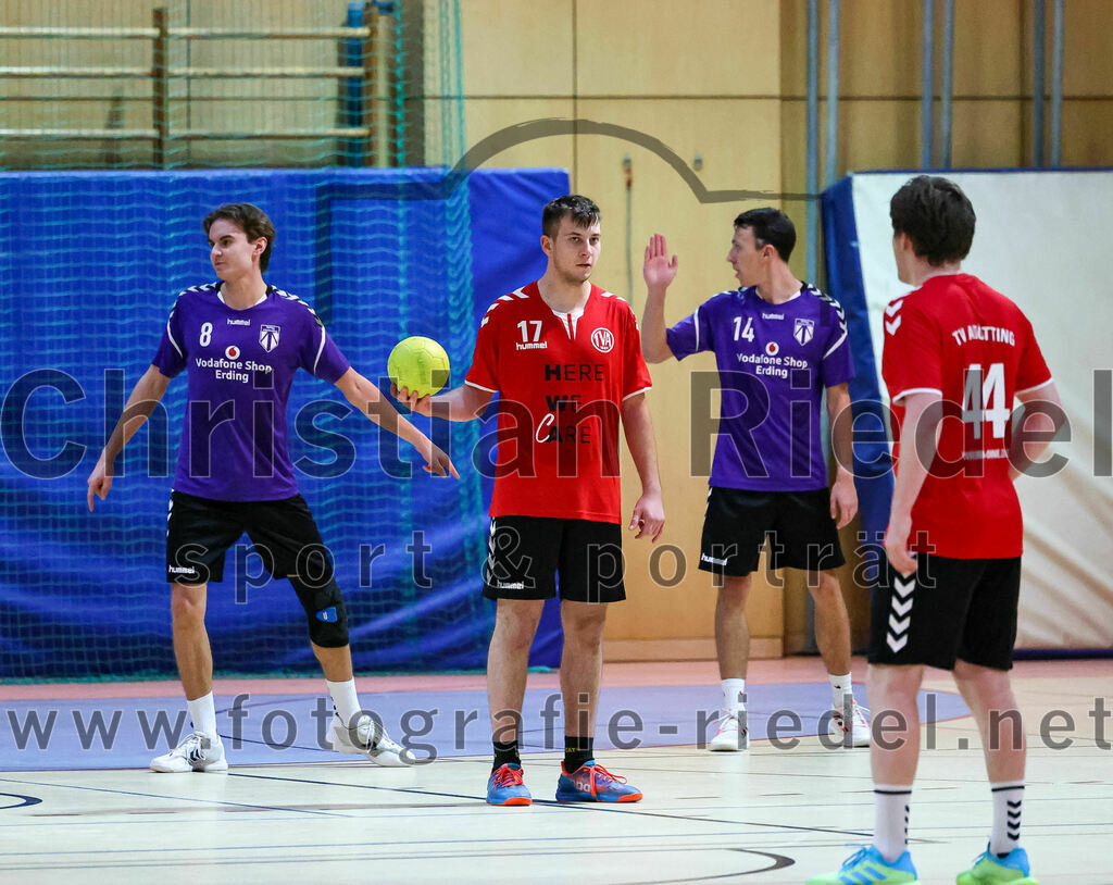 2022-11-12_013_SpVgg_Altenerding_III_gegen_TV_Altoetting_II | Erding, Deutschland, 12.11.2022:
Handball, Bezirksklasse Männer 2022 / 2023, 4. Spieltag, SpVgg Altenerding III gegen TV Altötting II, Endergebnis: 32:25

Tim Saalborn (SpVgg Altenerding, #8), Levente Vas (TV Altötting, #17), Markus Schorr (SpVgg Altenerding, #14), Johannes Petershofer (TV Altötting, #44)

Foto: Christian Riedel / fotografie-riedel.net