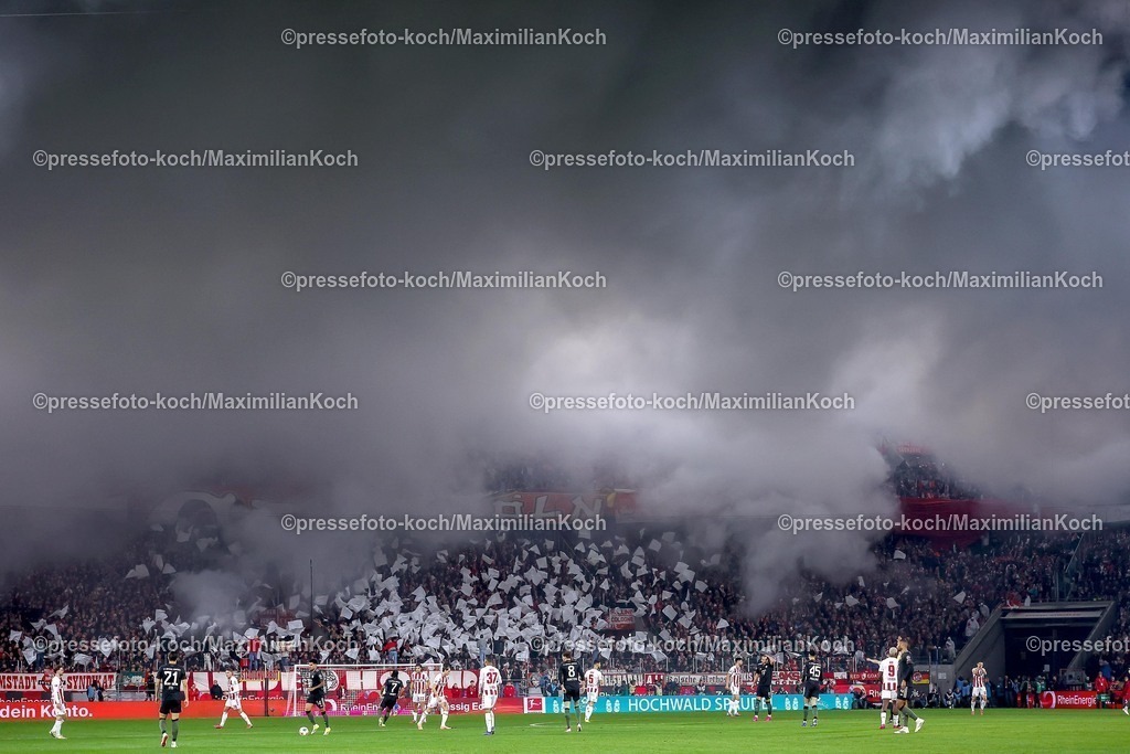 1FC14012601088 | 14.01.2026, Fußball, 1. FC Köln - FC Bayern München, 1. Fußball Bundesliga, 17. Spieltag, RheinEnergie-STADION, Saison 2025 2026: Dichter Rauch und Nebel legt sich nach der Choreo der Kölner Fans auf das Spielfeld, es kommt zu einer Spielunterbrechnung mit Spielverzögerung.  DFB regulations prohibit any use of photographs as image sequences and or quasi-video.