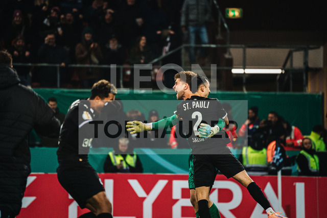 DFB-Pokal: St. Pauli vs. TSG Hoffenheim, 28.10.2025 | HAMBURG, GERMANY - OCTOBER 28: celebration, win for st. Pauli  during the DFB-Pokal match between DFB-Pokal: St. Pauli vs. TSG Hoffenheim at Millerntor-Stadion on round 2 of the DFB-Pokal on October 28, 2025 in Hamburg, Germany. DFL REGULATIONS PROHIBIT ANY USE OF PHOTOGRAPHS AS IMAGE SEQUENCES AND/OR QUASI-VIDEO. - Realisiert mit Pictrs.com