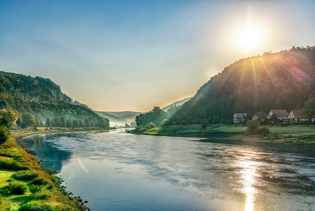 Sonnenaufgang über der Elbe im Tal der sächsischen Schweiz | Glatt und ruhig gleitet die Elbe am Morgen im strahlenden aufgehenden Licht der Morgen Sonne durch das Tal der sächsischen Schweiz - Realisiert mit Pictrs.com