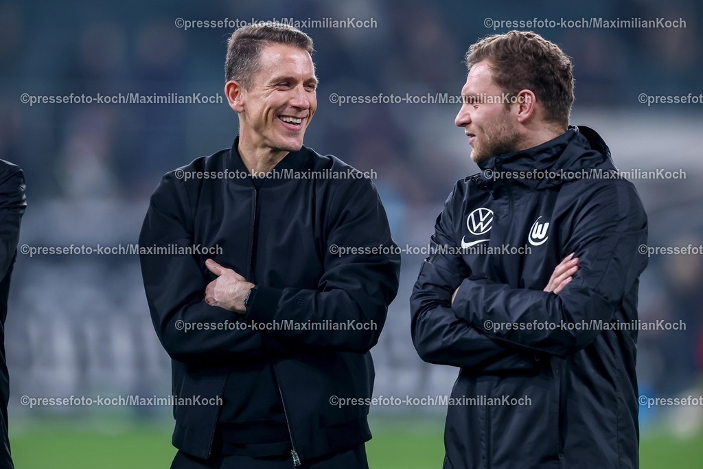 BMG13122502236 | 13.12.2025, Fußball, Borussia Mönchengladbach - VfL Wolfsburg, 1. Fußball Bundesliga, 14.Spieltag, Borussia-Park, Saison 2025 2026: Interimstrainer Daniel Bauer (VfL Wolfsburg #hc) neben Julian Klamt (Co-Trainer Wolfsburg)  DFB regulations prohibit any use of photographs as image sequences and or quasi-video.