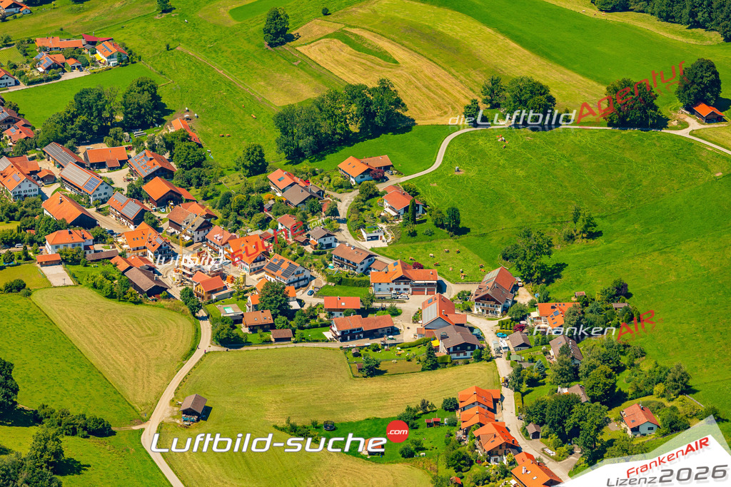 Klassische Luftaufnahme ohne Drohne zeigt:Aidling bei Riegsee - Die Luftbildaufnahme wurde 2025 vom UL-Flugzeug heraus erstellt ( keine Drohne ) - Hochauflösende Luftaufnahme -Nicht vergleichbar mit Google Maps oder Satelittenbilder- Die Geschenkidee !Mit Lizenz und Bildrechte bestellbar
