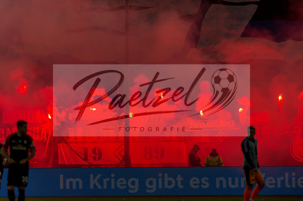 HSVSCF20220419_362 | Fussball, Herren: . Fans von Hamburger SV beim DFB-Pokal-Halbfinalspiel zwischen Hamburger SV und SC Freiburg im Volksparkstadion am 19.04.2022 in Hamburg, Deutschland.DFB / DFL REGULATIONS PROHIBIT ANY USE OF PHOTOGRAPHS AS IMAGE SEQUENCES AND/OR QUASI-VIDEO. - Realisiert mit Pictrs.com