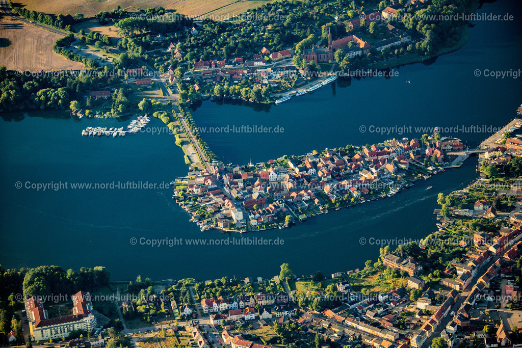 Malhow_ELS_4345100822 | MALCHOW 10.08.2022 See- Insel auf dem Malchower See entlang der Langen Straße in Malchow im Bundesland Mecklenburg-Vorpommern. Weiterführende Informationen bei: Inselstadt Malchow. // Lake Island on the Malchower See aloung Lange Strasse in Malchow in the state Mecklenburg - Western Pomerania. Further information at: Inselstadt Malchow. Foto: Martin Elsen