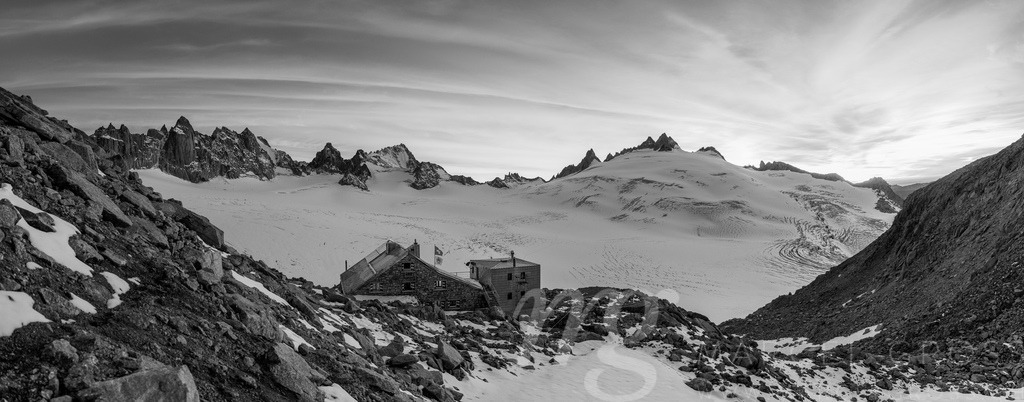 panorama of Cabane du Trient at sunset with Aiguilles Dorées, Plateau du Trient and Aiguilles du Tour in the Alps of Valais | Die ideale Geschenkidee für Naturliebhaber. Naturbilder von Marcel Gross Photography für ihr Zuhause in den verschiedensten Formaten und Materialien. - Realisiert mit Pictrs.com