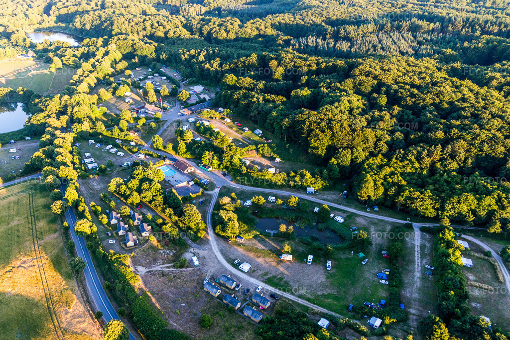 Aerial view: (DK), Møns Klint Resort and Camping in Borre in the state Zealand, Denmark. – Photo: IMG_108705.jpg taken on 07/04/2018 by Werner Riehm/FLY-FOTO.com – Resolution of the original: 4951 x 3301 px