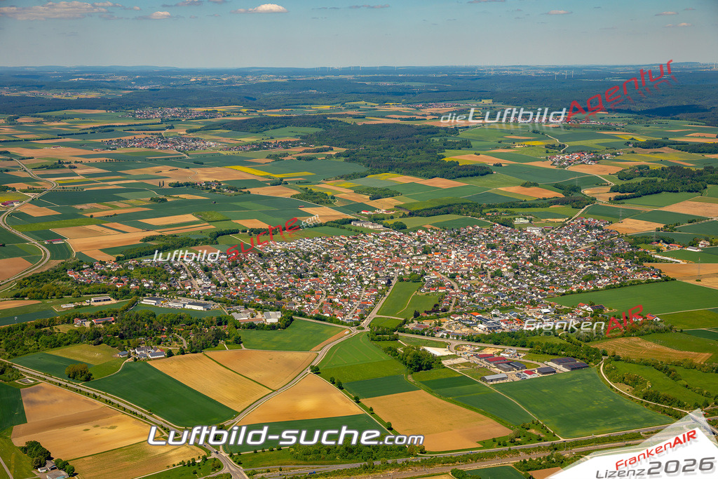 Luftaufnahme der Stadt Wettstetten - Die Luftaufnahme wurde 2025 vom UL-Flugzeug heraus erstellt ( keine Drohne ) - Hochauflösende Luftaufnahme - für professionelle Ausdrucke geeignet. Die Geschenkidee !Mit Lizenz und Bildrechte bestellbar