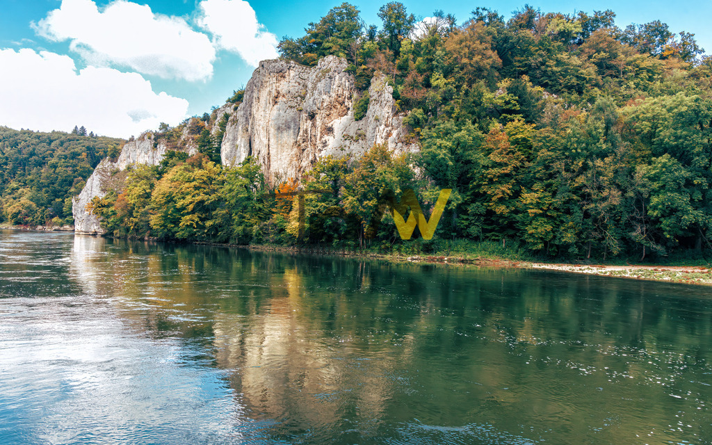 Die Weltenburger Enge - oder auch Donaudurchbruch bei Kelheim | Das Bild zeigt die Weltenburger Enge (auch bekannt als Donaudurchbruch), ein beeindruckendes Naturschutzgebiet und Nationales Naturmonument in Bayern. Die Donau bahnt sich hier auf einer Länge von etwa 5 Kilometern ihren Weg durch bis zu 70 Meter hohe Kalkfelsen.  - Realisiert mit Pictrs.com