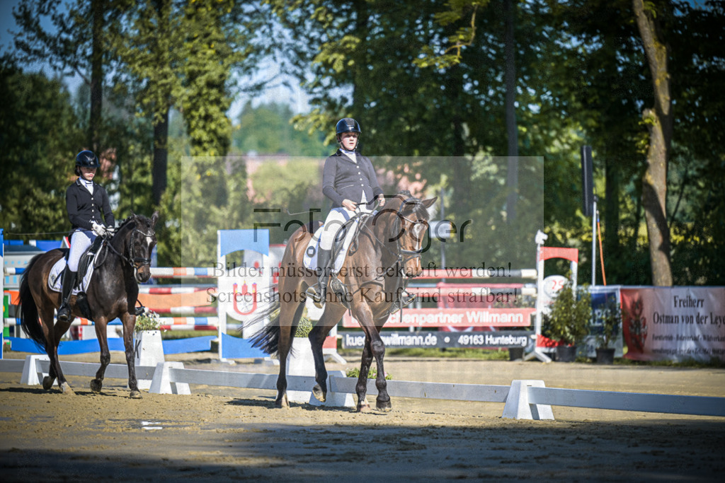 DOS_3208 | Entdecke hochwertige Reitturnierfotos von Foto Oger. Professionell, emotional und authentisch – jetzt Lieblingsmomente im Shop bestellen.Deutschlandweite Turnierfotografie. - Realisiert mit Pictrs.com
