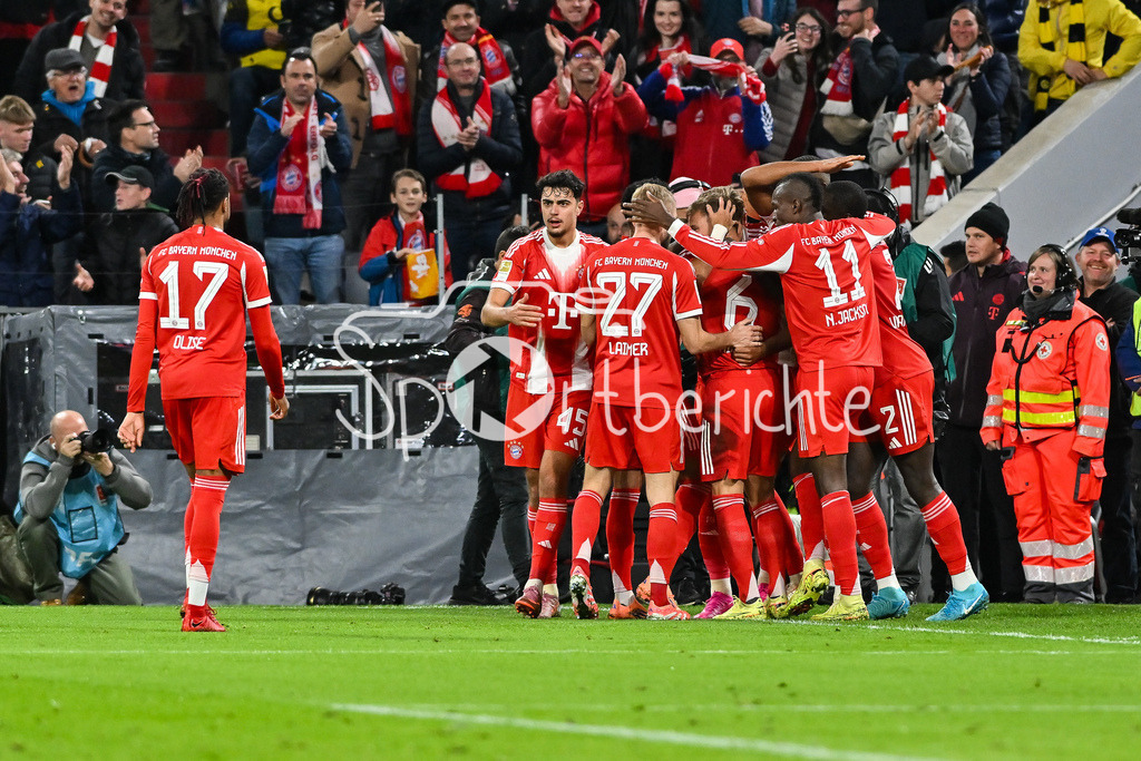 FC Bayern München - Borussia Dortmund | mUNICH, GERMANY - cheering Bayern Munich after the goal to makes 1-0, Harry KANE (FC Bayern Munich 9) during the bundesliga match between FC Bayern Munich vs. Borussia Dortmund on matchday 7 at Allianz Arena on October 18, 2025 in Munich, Germany / DFL REGULATIONS PROHIBIT ANY USE OF PHOTOGRAPHS AS IMAGE SEQUENCES AND/OR QUASI-VIDEO