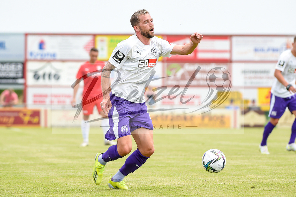 BSBOSN_20210626_0054 | Fussball, Herren: Marc Heider (VfL Osnabrueck) in Aktion, am Ball, Einzelaktion beim Testspiel zwischen TuS Bersenbrueck und VfL Osnabrueck im Hasestadion am 26.06.2021 in Bersenbrueck, Deutschland. - Realisiert mit Pictrs.com