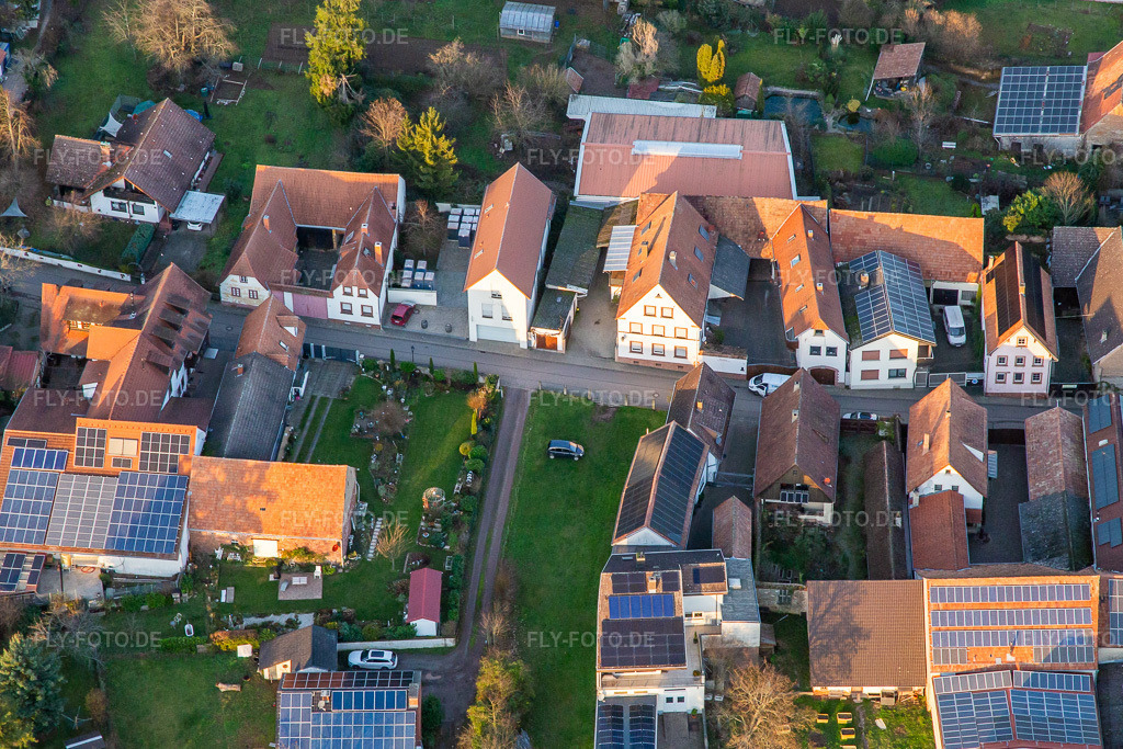 Luftbild: Hauptstraße von Süden im Ortsteil Heuchelheim in Heuchelheim-Klingen im Bundesland Rheinland-Pfalz in Deutschland. Foto: IMG_139410.jpg vom 16.12.2023 durch Werner Riehm/FLY-FOTO.de