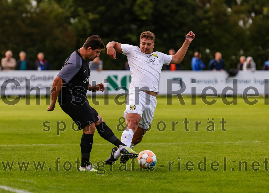 2023-08-08_062_FC_Moosinning_gegen_FC_Langengeisling | Moosinning, Deutschland, 08.08.2023:
Fußball, Bezirksliga Oberbayern Ost 2023 / 2024, 3. Spieltag, FC Moosinning gegen FC Langengeisling, Endergebnis: 0:4

Florian Rupprecht (FC Langengeisling, #39), Luis Haumann (FC Moosinning, #4)

Foto: Christian Riedel / fotografie-riedel.net