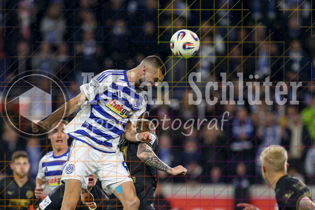 MSV Duisburg vs FC Hansa Rostock - 3. Liga | Duisburg, Deutschland, 03.10.25:   Rasim Bulic (MSV Duisburg) und Andreas Voglsammer (FC Hansa Rostock) im Kampf um den Ball waehrend des Spiels der 3. Liga MSV Duisburg vs FC Hansa Rostock in der schauinsland-reisen-arena(Foto von Brauer-Fotoagentur / Adrian Schlueter)