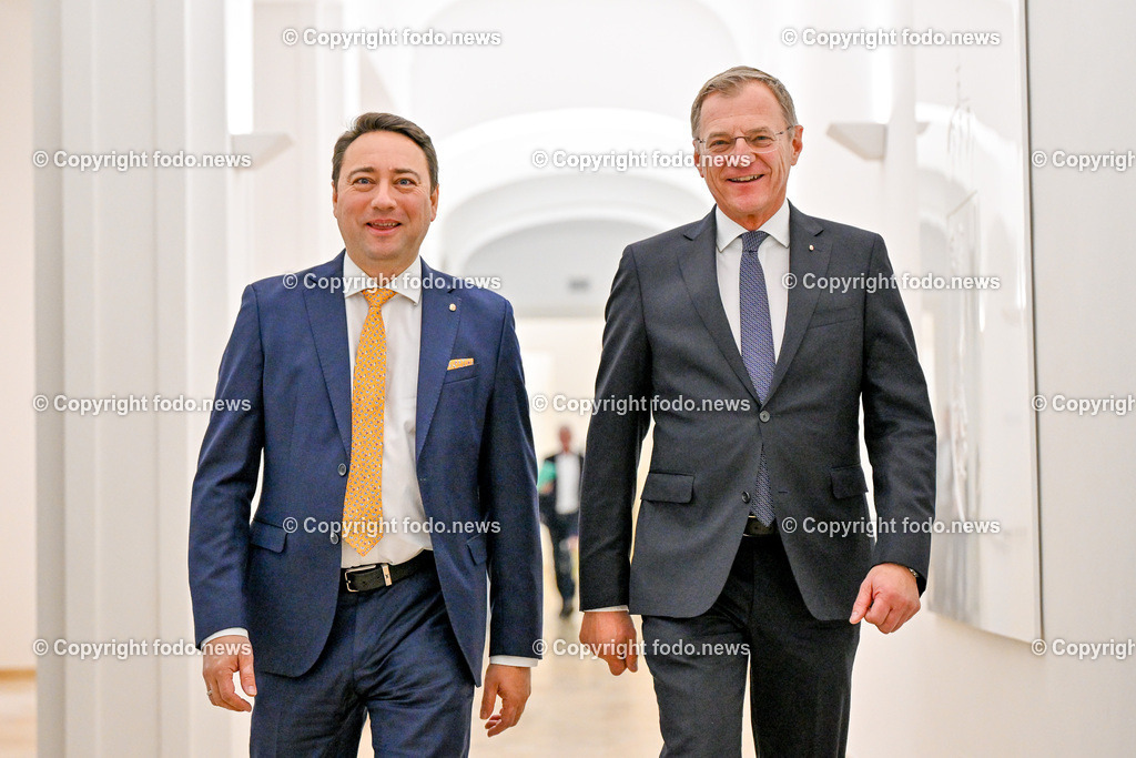 Pressekonferenz Land Ooe_ Praesentation Landeshaushalt 2024_ 07.11.2023-9 | 07.11.2023, Landhaus Linz, AUT, Pressekonferenz Land Ooe, Praesentation Landeshaushalt 2024 - Menschen entlasten. Wirtschaft foerdern, im Bild LH Thomas Stelzer (VP), LH-Stv. Manfred Haimbuchner (FP)