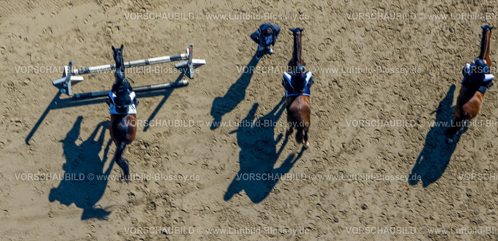 Kamen230406079 | Luftbild, Reitverein Kamen, Reitschule Astrid Kley, Springreiten, Hindernis Parcours, Schattenwurf, Kamen, Ruhrgebiet, Nordrhein-Westfalen, Deutschland