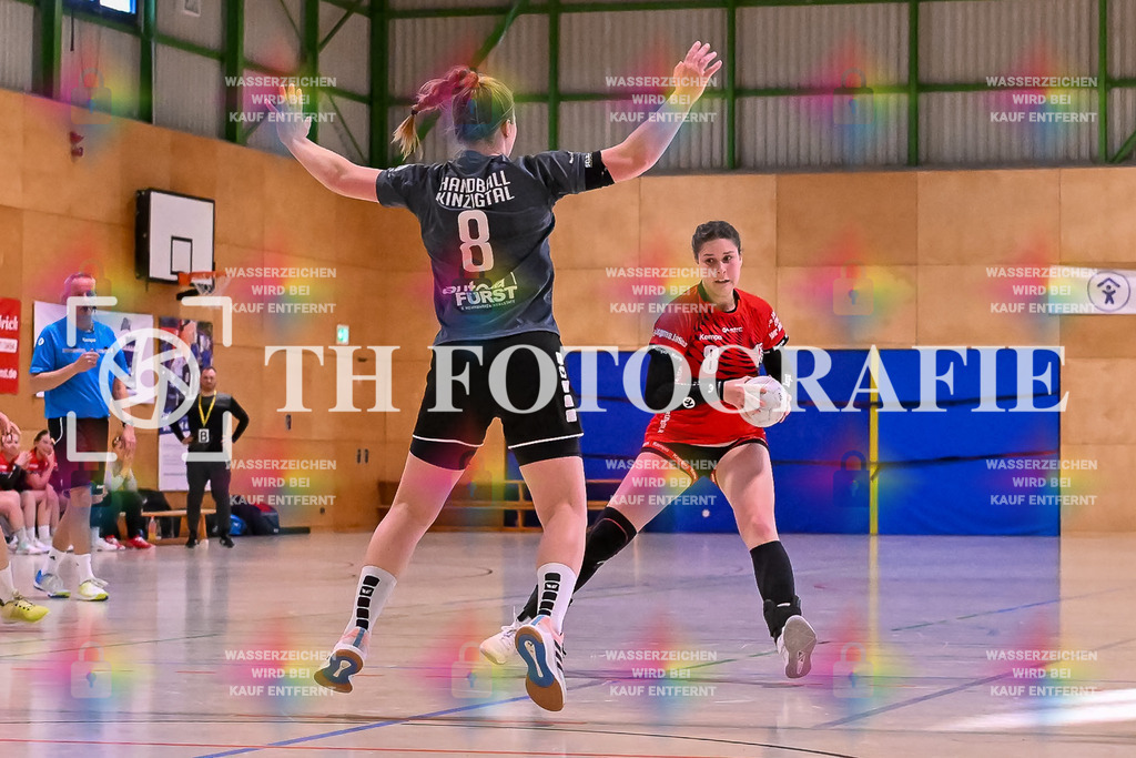 GER, SG Maulburg/Steinen - HB Kinzigtal, Handball, Suedbadenliga, 22. Spieltag, Saison 2023/2024, 27.04.2024 | Celina Schick (SG Maulburg/Steinen, #08) am Ball. Vor ihr Charline Maier (HB Kinzigtal, #08)

GER, SG Maulburg/Steinen - HB Kinzigtal, Handball, Suedbadenliga, 22. Spieltag, Saison 2023/2024, 27.04.2024

Foto: TH Fotografie/Thomas Hess