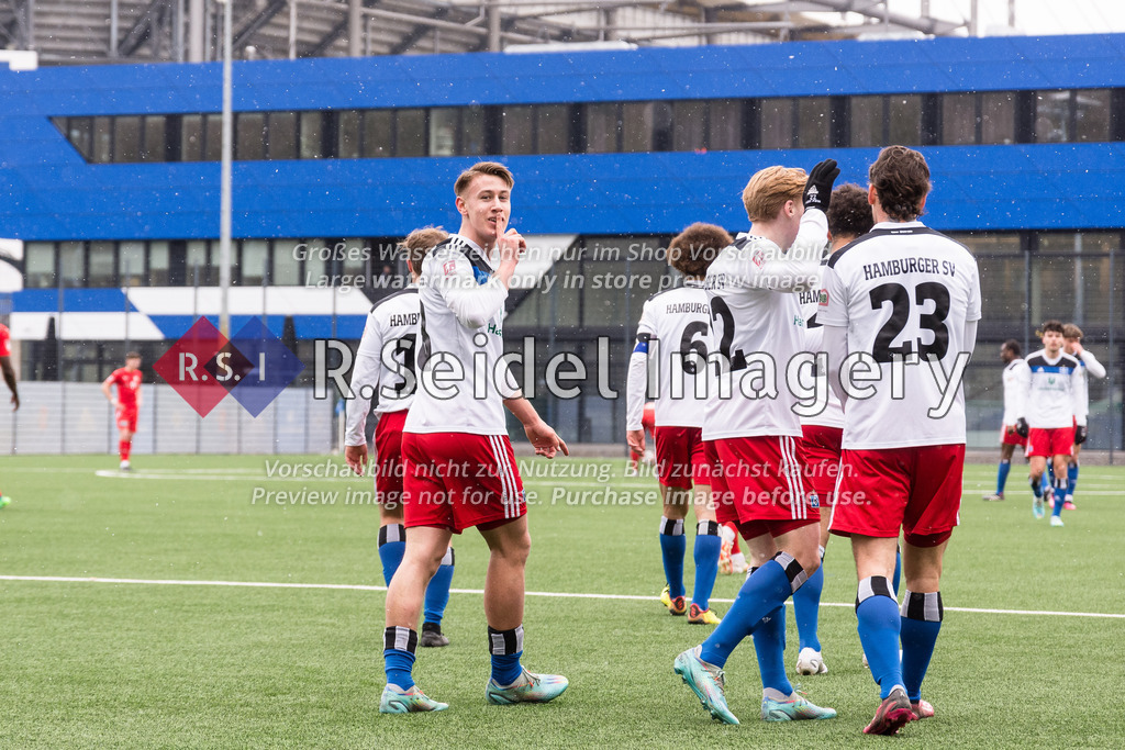 Fußball, Saison 2022/23, Regionalliga Nord, Hamburger SV II (U21) - VfV Borussia 06 Hildesheim, Sportpark Eimsbüttel Stadion (Hamburg), 12.03.2023, 28. Spieltag | Theo Harz (#18, HSV II) mit dem Finger vorm Mund