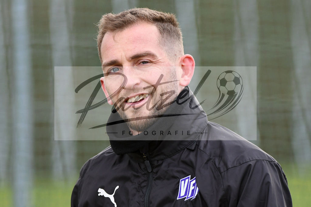 20200221_TRAOSN_0058 | Fussball, Herren: Marc Heider (VfL Osnabrueck) schaut waehrend der Trainingseinheit des VfL Osnabrueck im Sportpark Illoshoehe am 21.02.2020 in Osnabrueck, Deutschland. - Realisiert mit Pictrs.com