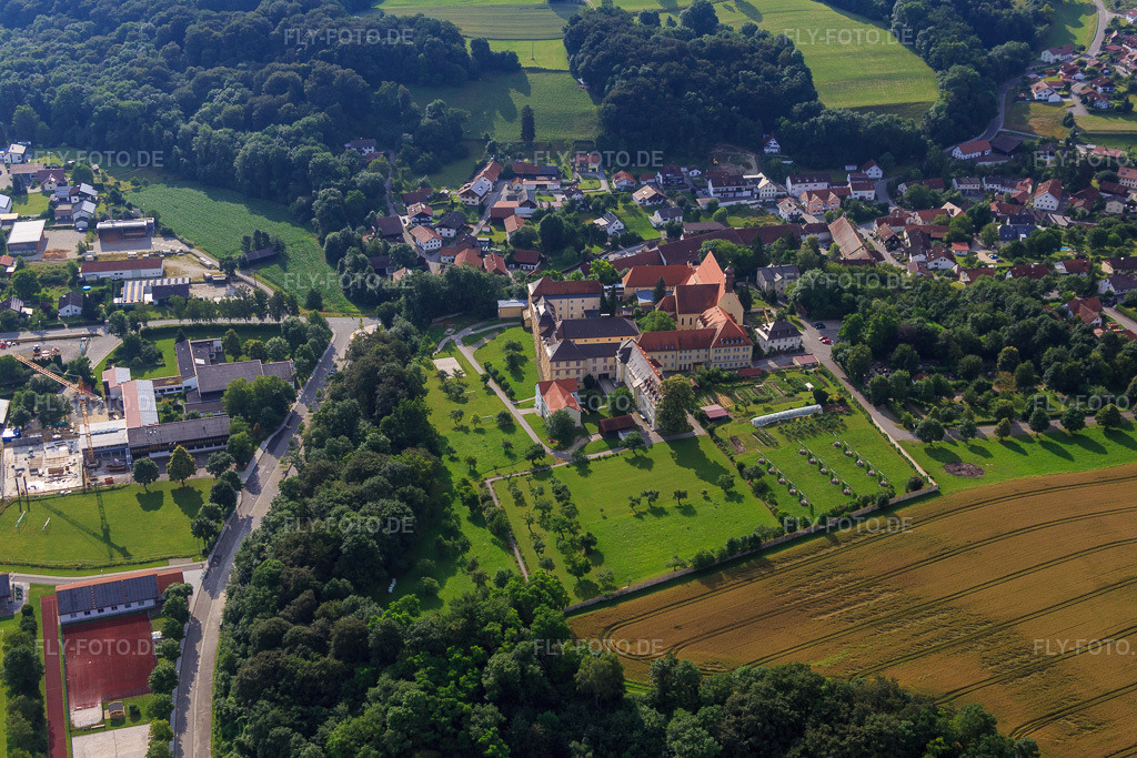 Luftbild: Pfarrkirche St. Mariä Himmelfahrt und Realschule St. Maria mit Klostergarten und Solarpark in Niederviehbach im Bundesland Bayern in Deutschland. Foto: IMG_090510.jpg vom 02.07.2016 durch Werner Riehm/FLY-FOTO.deRealschule St. Maria - Internetauftritt der Realschule St. Maria der Dominikanerinnen a. d. Isar in Niederviehbach