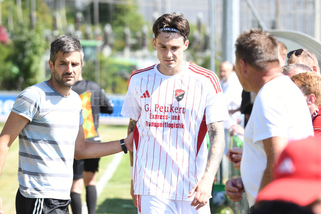 TSV Seebach : TSV Bad Abbach | TSV Seebach Kapiän Sandro Nickl  (TSV Seebach #19) und li. Trainer Andreas Kölbl (Trainer TSV Seebach) - Realisiert mit Pictrs.com