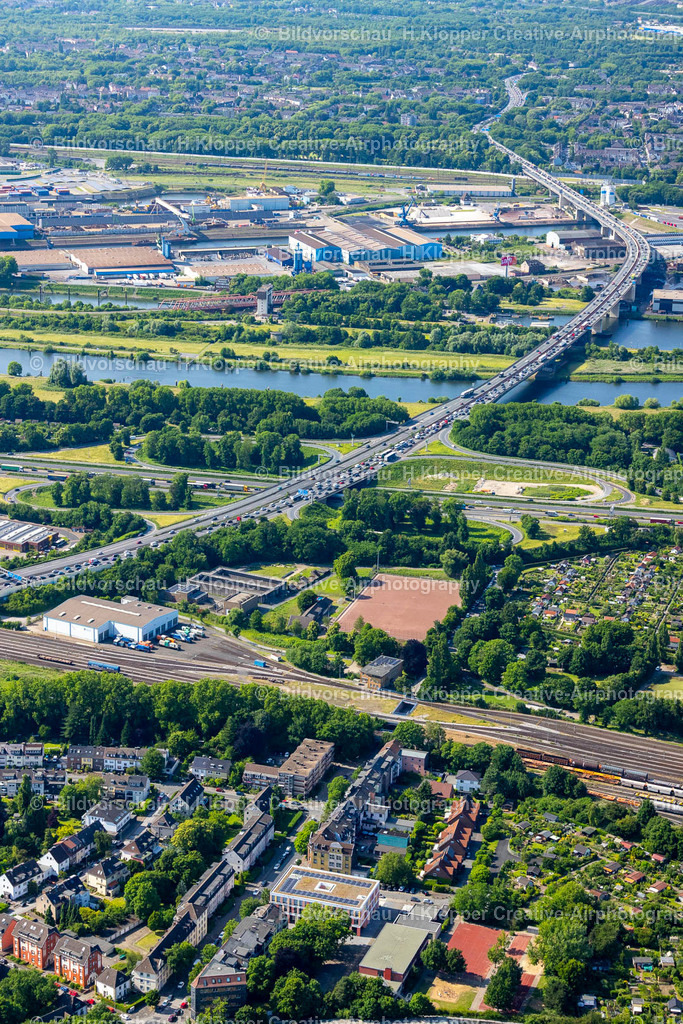 Luftbild Duisburg-4582 | Luftbild Streckenführung und Fahrspuren im Verlauf der Autobahn- Brücke der BAB A59 über den Rhein- Flußverlauf in Duisburg - Realisiert mit Pictrs.com