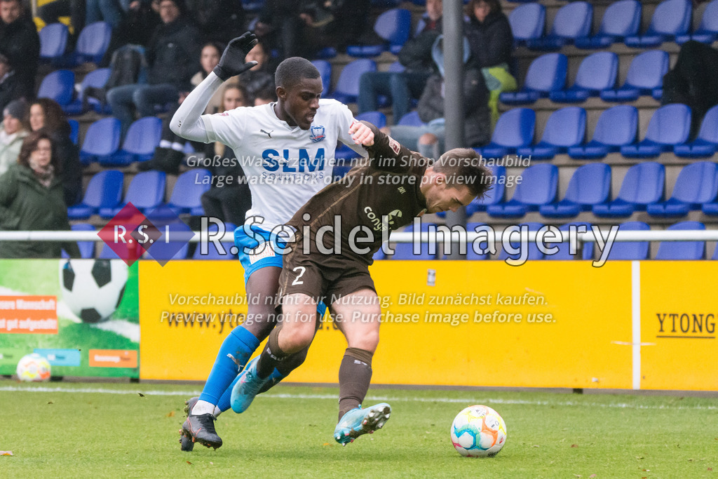 Fußball, Saison 2022/23, Regionalliga Nord, FC St. Pauli II - 1.FC Phönix Lübeck, Edmund-Plambeck-Stadion (Norderstedt), 26.11.2022, 20. Spieltag | Michael Kobert (#9, Phönix L.), Luca Marcel Günther (#2, FCSP)