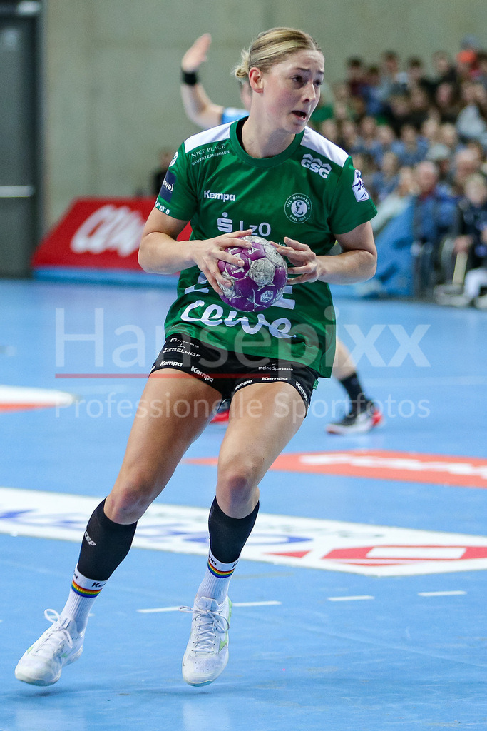 Handball, Bundesliga Frauen, VfL Oldenburg - SG BBM Bietigheim | v.li.: Jane Martens (VfL Oldenburg, 13) am Ball, Spielszene, Aktion, Action