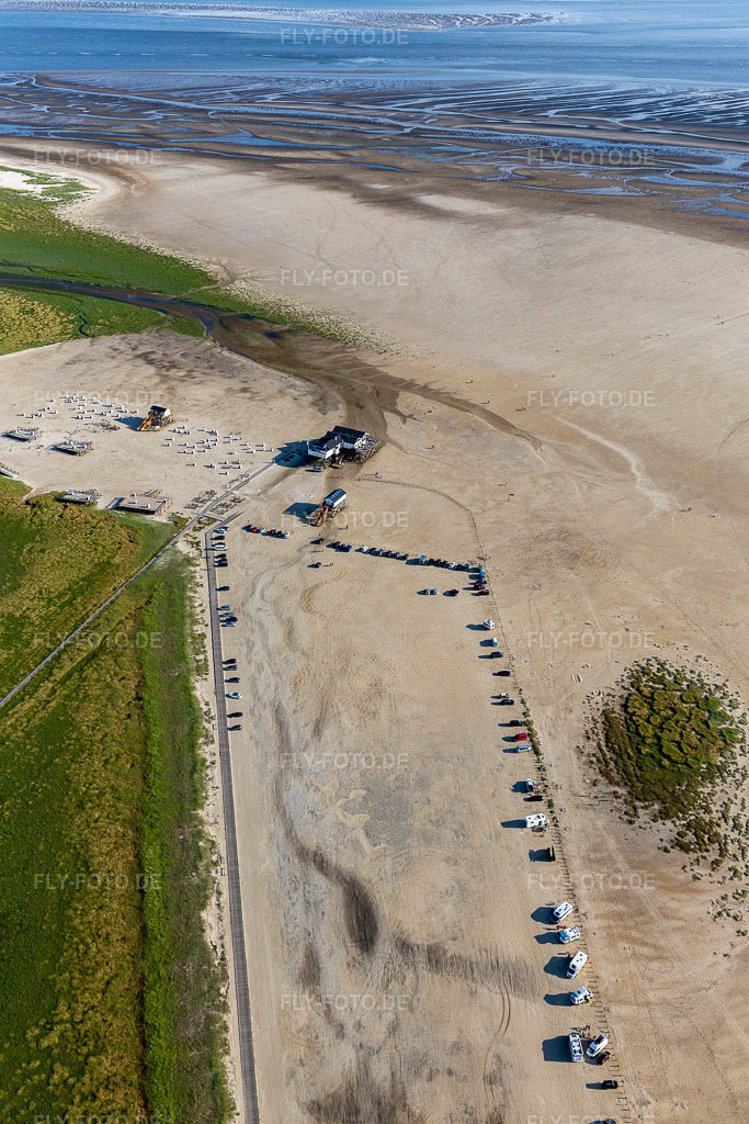 Luftbild: Sandstrand- Landschaft an der Nordsee - Küste im Ortsteil Sankt Peter-Ording Parkplatz und Gastronomie Die Seekiste im Ortsteil Böhl-Süderhöft in Sankt Peter-Ording im Bundesland Schleswig-Holstein in Deutschland. Foto: IMG_0007202.jpg vom 10.07.2021 durch Werner Riehm/FLY-FOTO.de