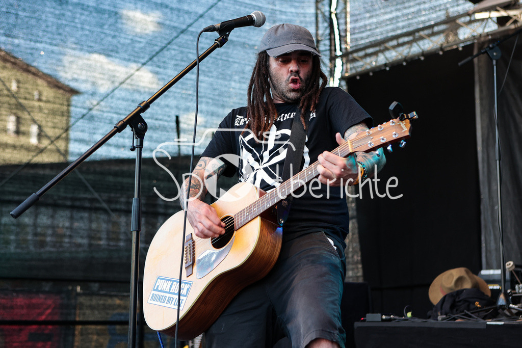 Sommer am Kiez | Dan GANOVE spielt vor "Die Kassierer" beim Augsburger Fesitval " Sommer am Kiez" auf seiner Gitarre, Vorband, Support