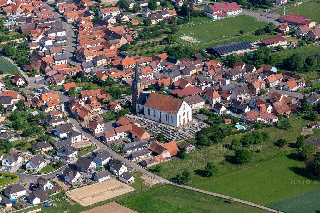 Aerial view: Église Saint-Barthélemy de Schleithal in Schleithal in the state Bas-Rhin, France. – Photo: IMG_131735.jpg taken on 05/22/2022 by Werner Riehm/FLY-FOTO.com – Resolution of the original: 5472 x 3648 px