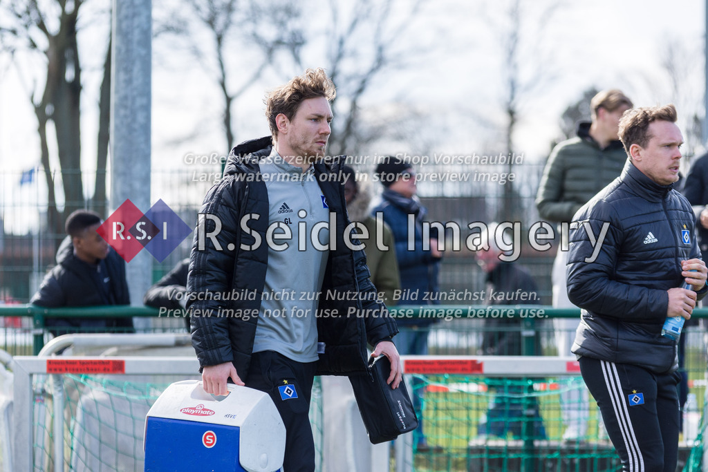 Fußball, Saison 2021/22, A-Junioren Bundesliga, Hamburger SV - FC St. Pauli, Paul-Hauenschild-Plätze (Norderstedt), 02.04.2022, 16. Spieltag | Gerrit Lüders (HSV, Physiotherapeut) nach der Pause