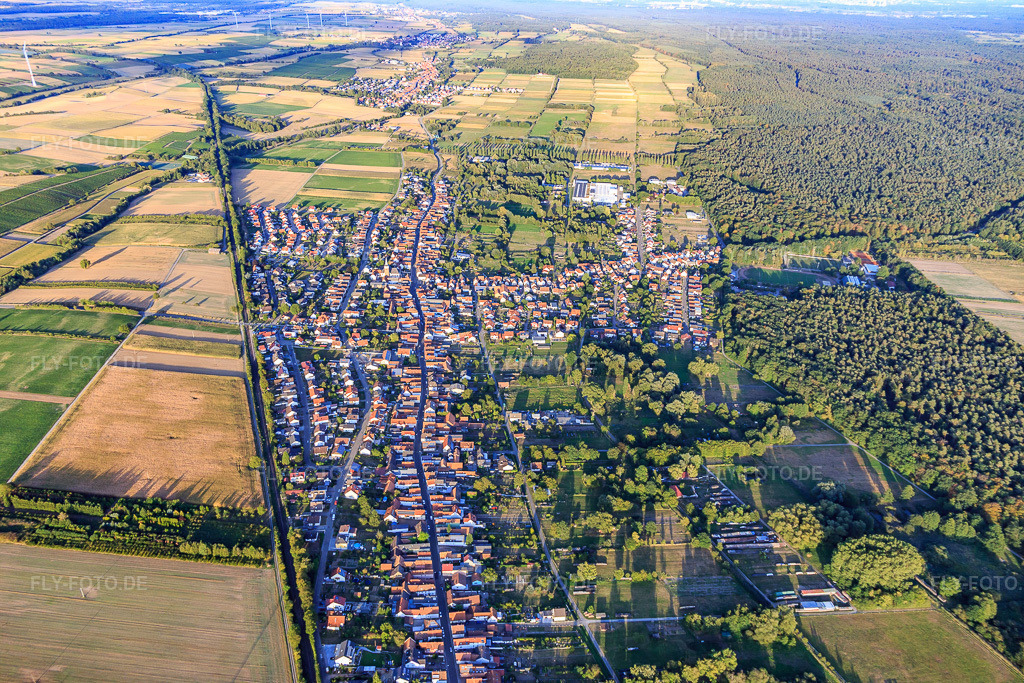 Luftbild: Ortsansicht aus Westen zwischen Eisenbahn und Bienwald im Ortsteil Schaidt in Wörth im Bundesland Rheinland-Pfalz in Deutschland. Foto: IMG_117447.jpg vom 06.09.2019 durch Werner Riehm/FLY-FOTO.de