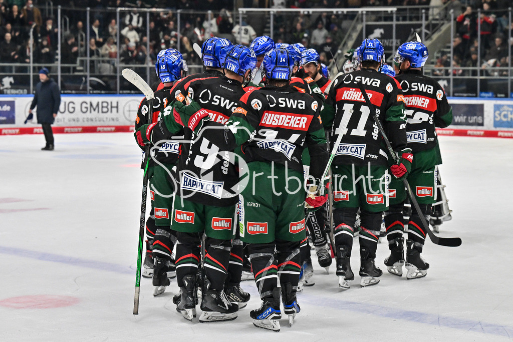 Augsburger Panther - Nürnberg Ice Tigers | Freude bei den Augsburger Panther nach dem Heimsieg gegen Nuernberg / DEL: Augsburger Panther - Nuernberg Ice Tigers, Curt Frenzel Stadion am 03.01.2025