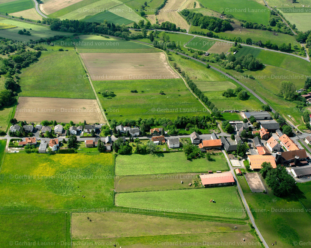 2615437 | HERGERSDORF 09.06.2006 Landwirtschaftliche Nutzflächen und Feldgrenzen  umsäumen das Siedlungsgebiet des Dorfes in Hergersdorf im Bundesland Hessen, Deutschland // Agricultural land and field boundaries surround the settlement area of the village  in Hergersdorf in the state Hesse, Germany Foto: Gerhard Launer