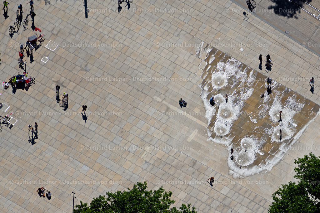 4033330 | FREIBURG IM BREISGAU 30.06.2020 Wasserspiele- Brunnen in Freiburg im Breisgau im Bundesland Baden-Württemberg, Deutschland. Weiterführende Informationen bei: Stadt Freiburg im Breisgau. // Water - fountain in Freiburg im Breisgau in the state Baden-Wuerttemberg, Germany. Further information at: Stadt Freiburg im Breisgau. Foto: Gerhard Launer